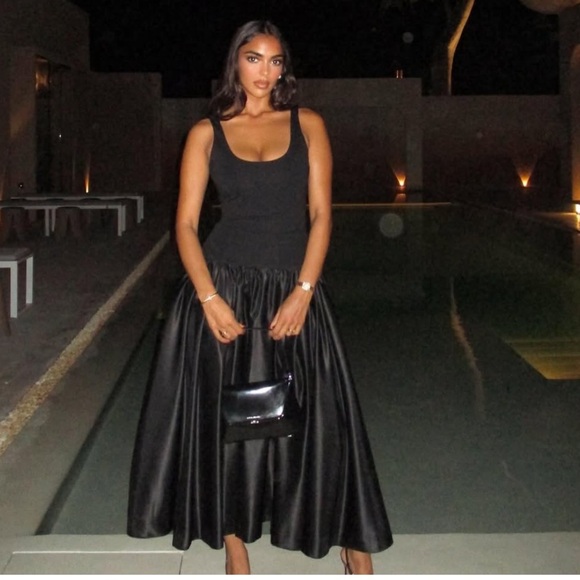 NWT ZARA CONTRAST MIDI DRESS SIZE M
🚨FIRM  PRICE NO DISCOUNT - Picture 2 of 16